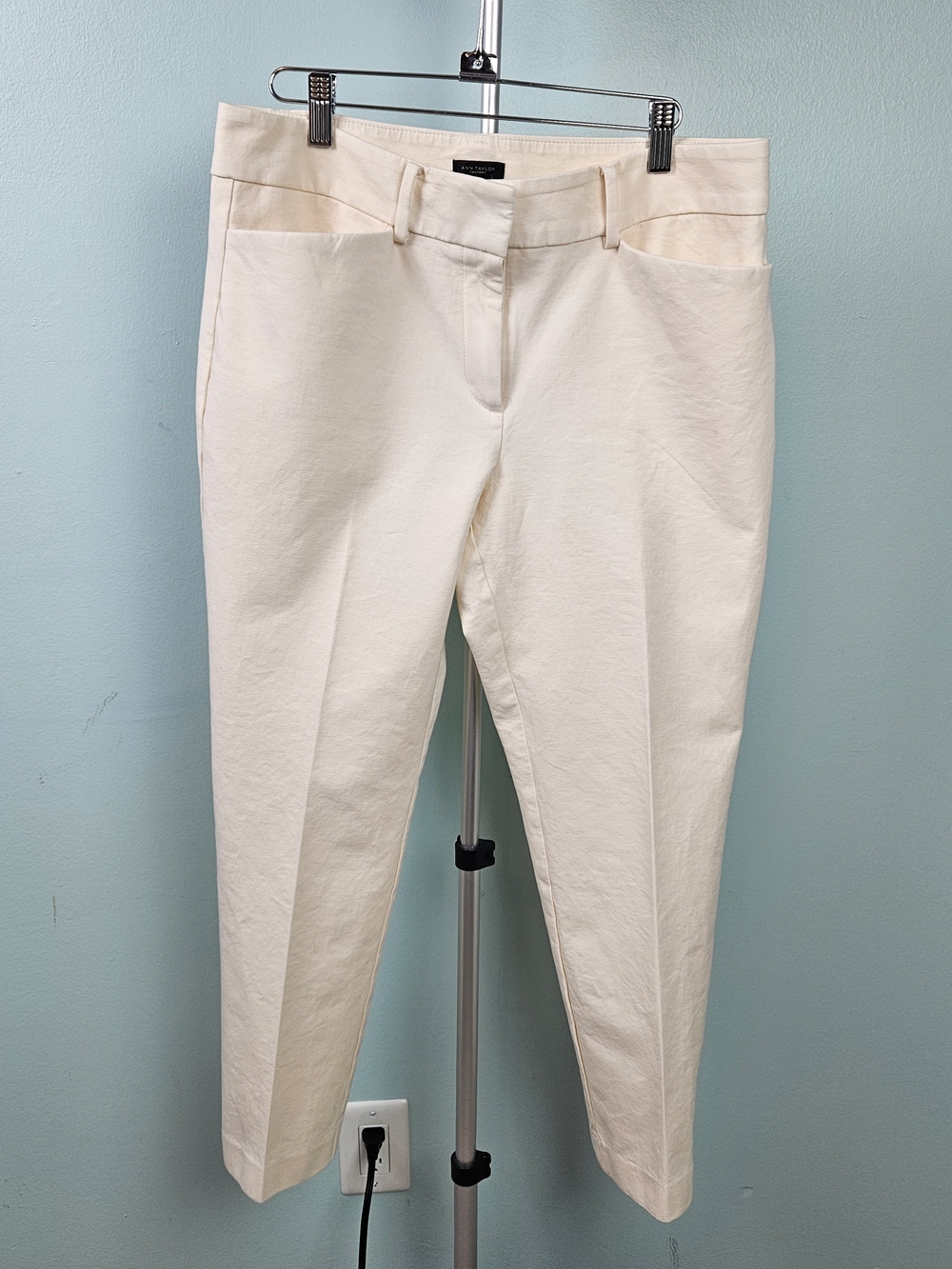 NWT Ann Taylor Cream Cropped Tailored Pants